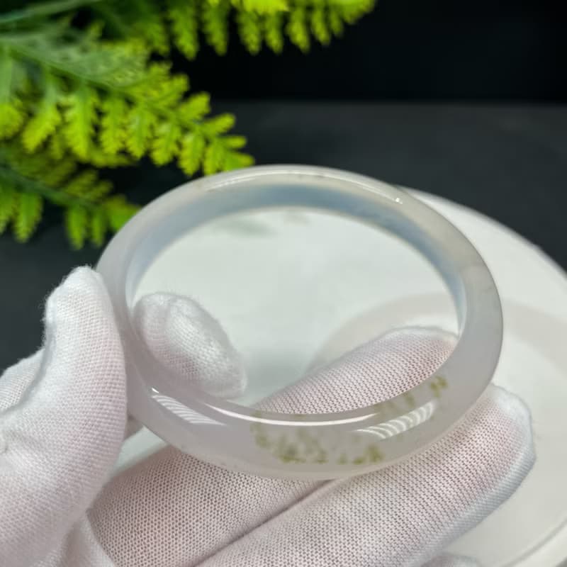 精品 白色瑪瑙手鐲 60MM 冰潤起剛飄綠朱砂點 玉髓手環 福祿雙全