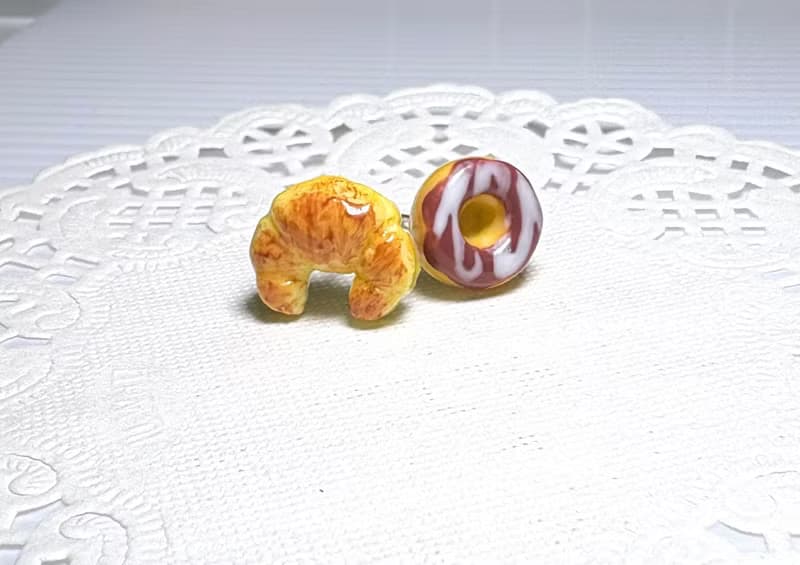 【手作耳釘】仿真食物~巧克力甜甜圈&牛角麵包 不對稱 耳釘/耳環