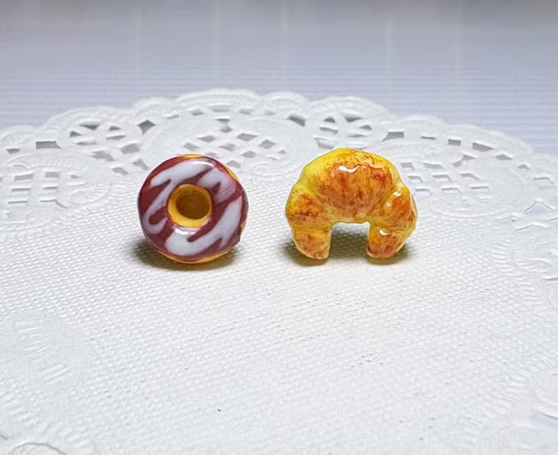 【手作耳釘】仿真食物~巧克力甜甜圈&牛角麵包 不對稱 耳釘/耳環