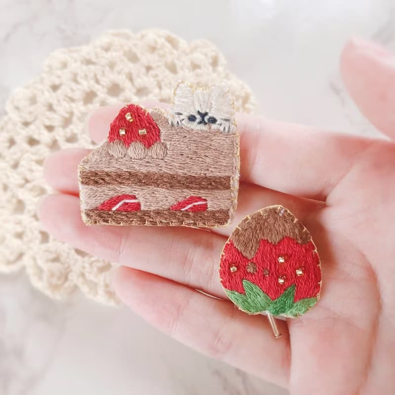 草莓、巧克力蛋糕和貓刺繡胸針套裝