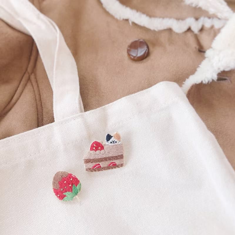 草莓、巧克力蛋糕和貓刺繡胸針套裝