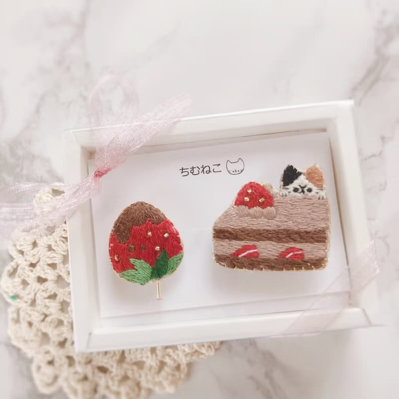 草莓、巧克力蛋糕和貓刺繡胸針套裝
