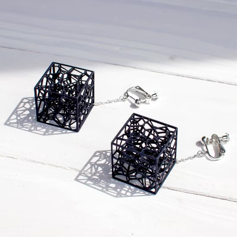 耳元で揺れる、細胞の結晶。【VORONOI CUBE】知的な造形美が耳元を彩る、軽やかなイヤリング【黒】【金具の変更無料】