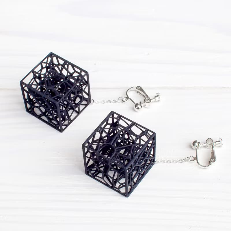 耳元で揺れる、細胞の結晶。【VORONOI CUBE】知的な造形美が耳元を彩る、軽やかなイヤリング【黒】【金具の変更無料】