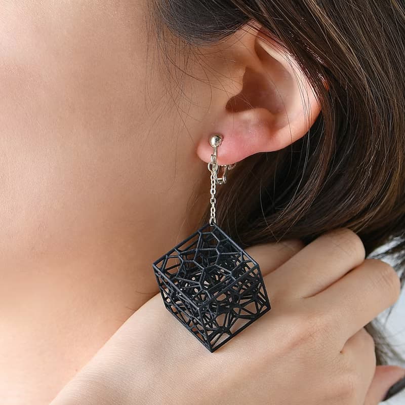 耳元で揺れる、細胞の結晶。【VORONOI CUBE】知的な造形美が耳元を彩る、軽やかなイヤリング【黒】【金具の変更無料】