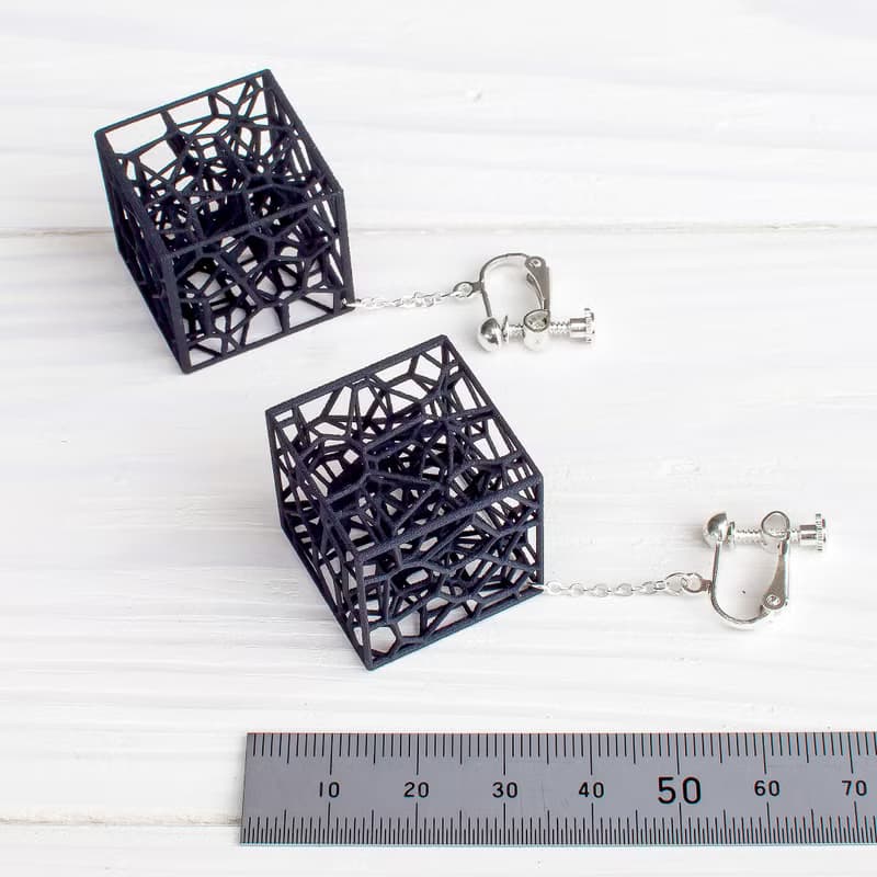 耳元で揺れる、細胞の結晶。【VORONOI CUBE】知的な造形美が耳元を彩る、軽やかなイヤリング【黒】【金具の変更無料】