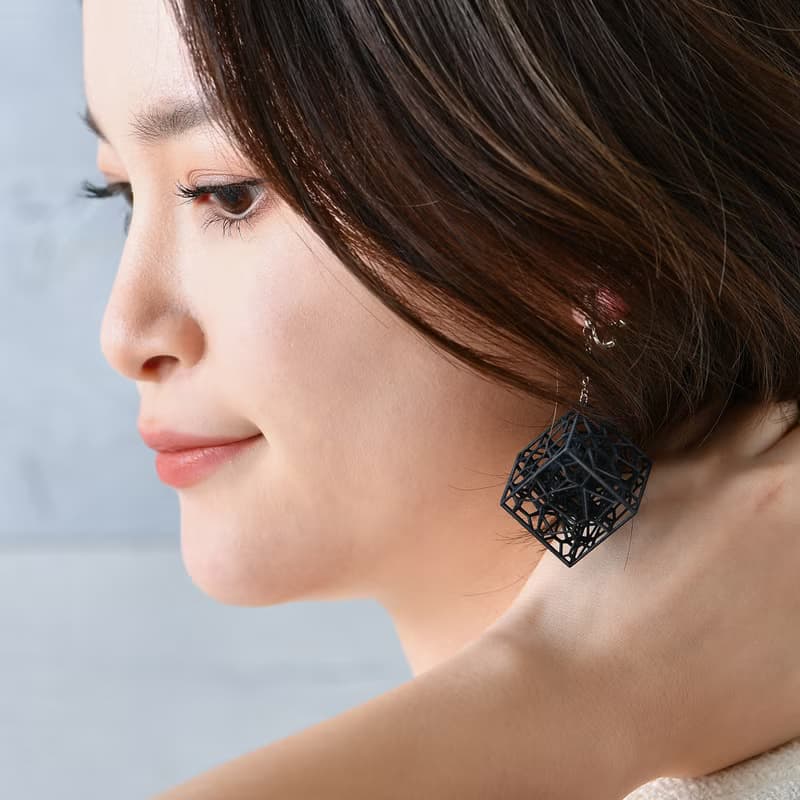 耳元で揺れる、細胞の結晶。【VORONOI CUBE】知的な造形美が耳元を彩る、軽やかなイヤリング【黒】【金具の変更無料】