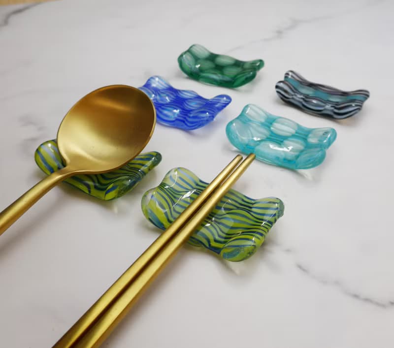 O6-3 餐桌上的生活工藝 – 琉璃餐具架 ( 一組2個)(B)