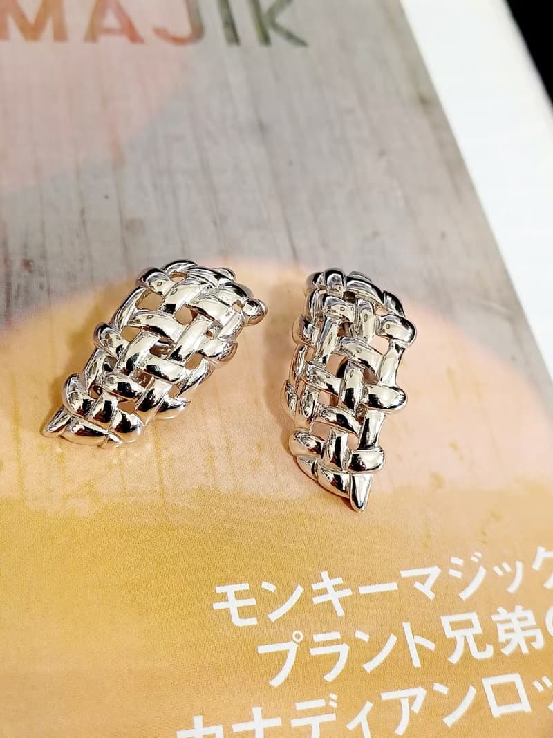 vintage jewelry  Monet 亮銀金屬網狀 夾式耳環