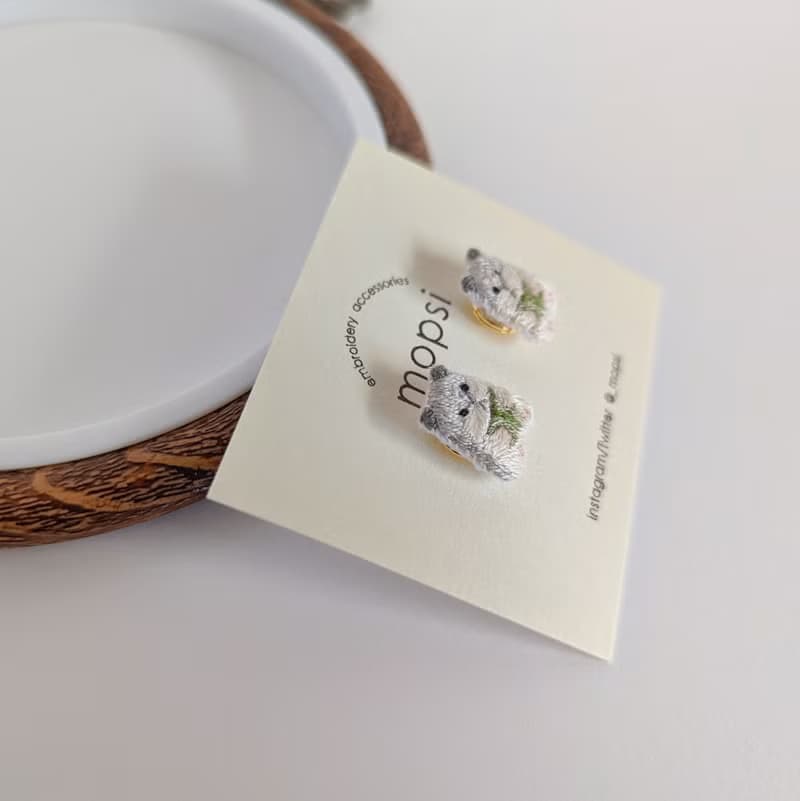 本を読むジャンガリアン 刺繍ピアス/イヤリング