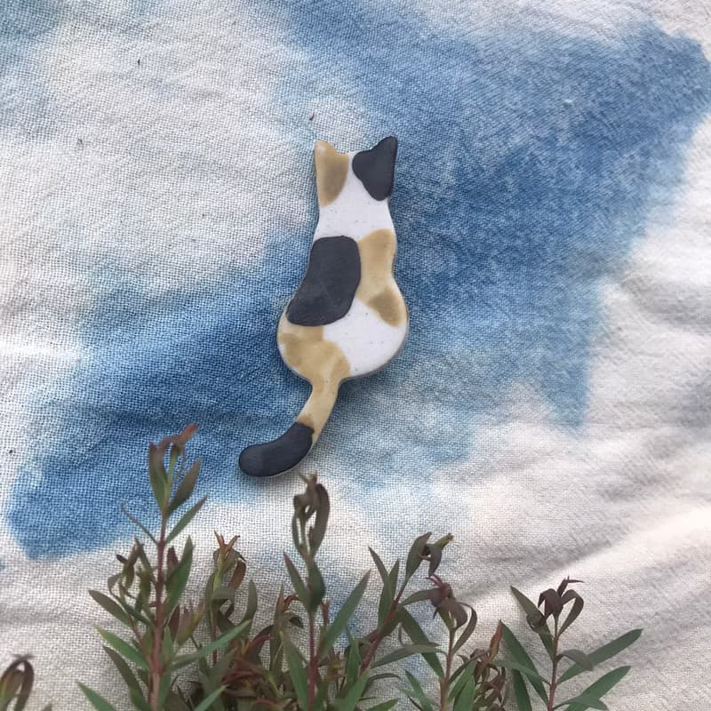 lucky cat  Three color  / ceramic brooch / handmade