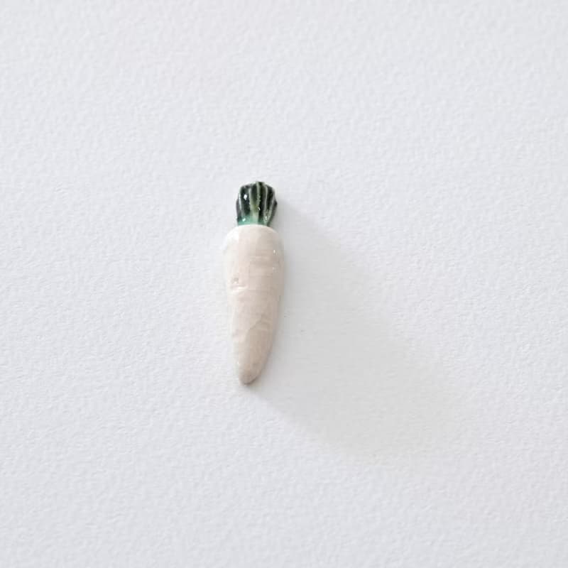 瓷器胸針  小白蘿蔔別針