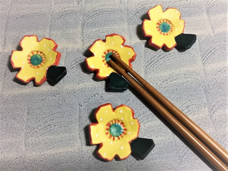 橘色滾邊小黃花筷子架(售完再製款)_陶器筷架