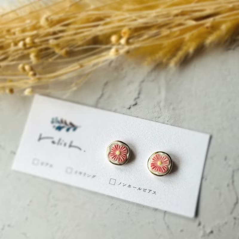 【再販】桜色 お花 陶器 金継ぎ ピアス イヤリング ノンホールピアス 小さい 小ぶり シンプル 花 桜 ピンク 陶磁器 ゴールド 金 やきもの 黄色 イエロー
