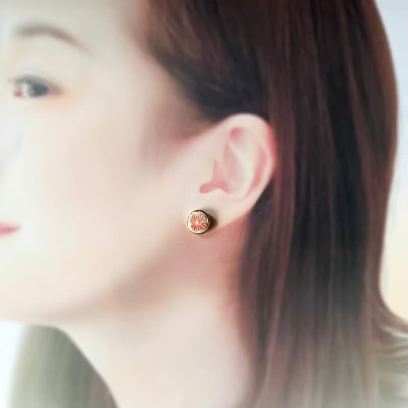 【再販】桜色 お花 陶器 金継ぎ ピアス イヤリング ノンホールピアス 小さい 小ぶり シンプル 花 桜 ピンク 陶磁器 ゴールド 金 やきもの 黄色 イエロー