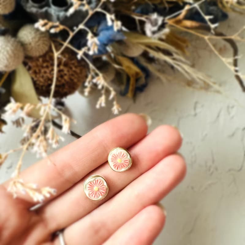 【再販】桜色 お花 陶器 金継ぎ ピアス イヤリング ノンホールピアス 小さい 小ぶり シンプル 花 桜 ピンク 陶磁器 ゴールド 金 やきもの 黄色 イエロー
