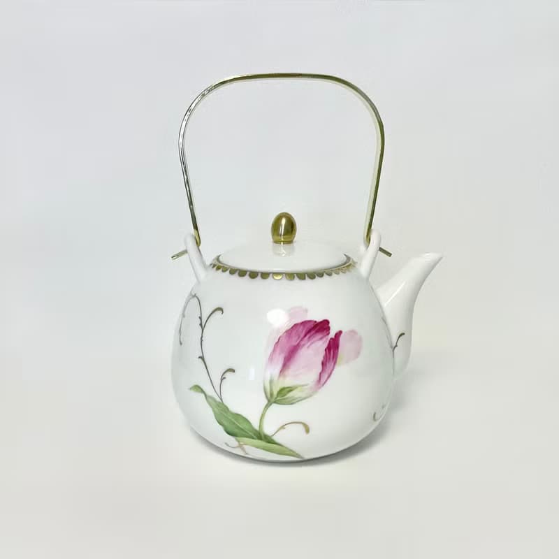 手描きのチューリップの磁器のポット