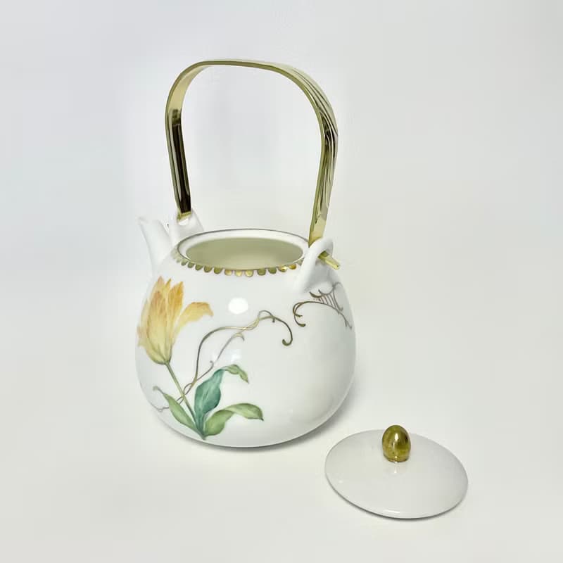 手描きのチューリップの磁器のポット