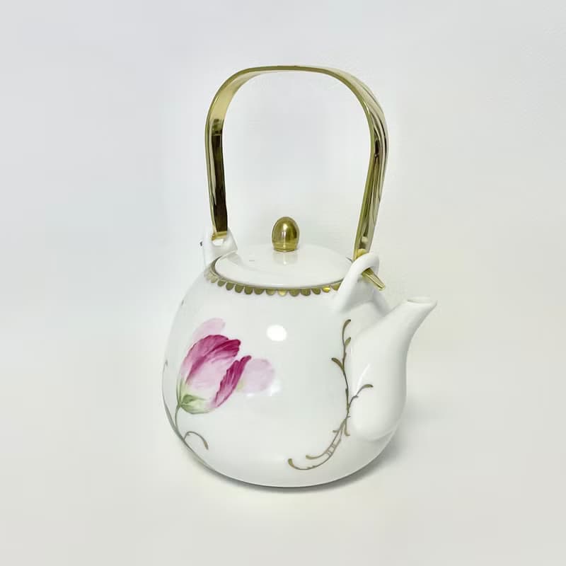 手描きのチューリップの磁器のポット