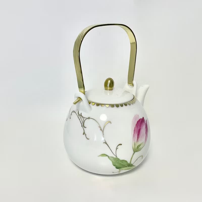 手描きのチューリップの磁器のポット