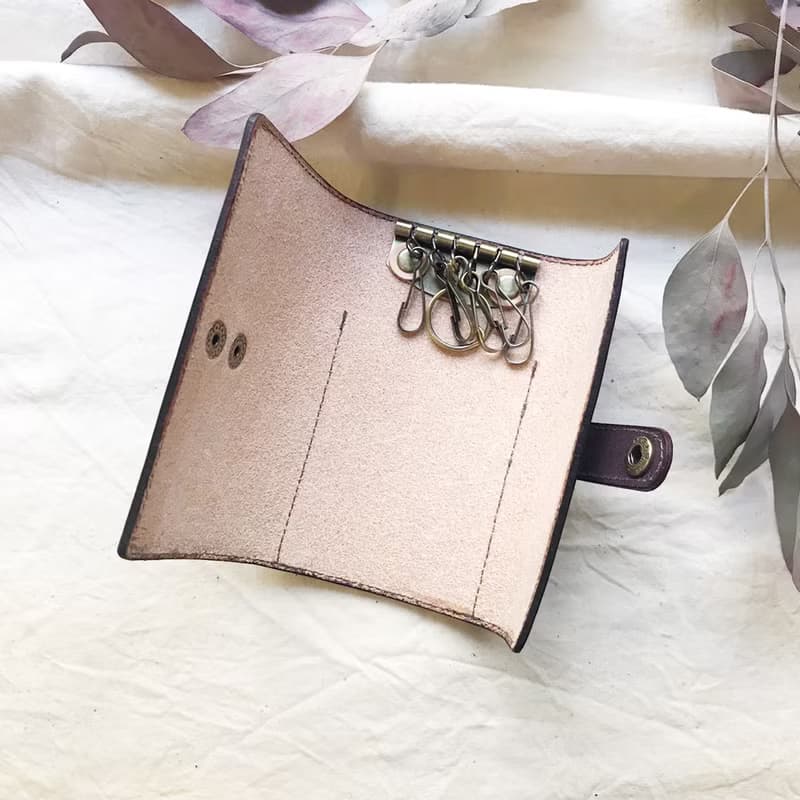 植鞣革牛皮_平口扣條鑰匙套_木莓漸層灰藍