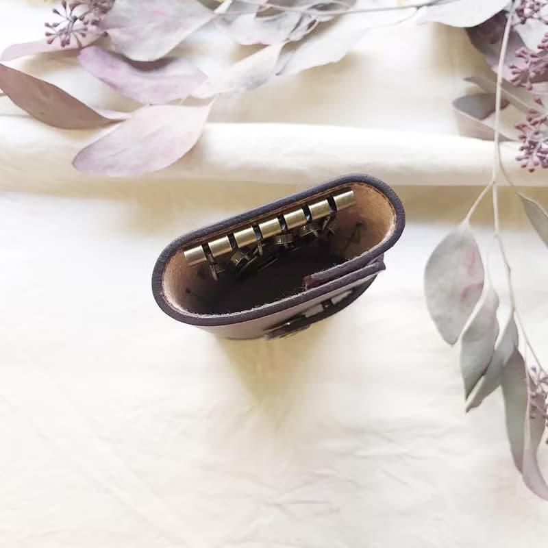 植鞣革牛皮_平口扣條鑰匙套_木莓漸層灰藍