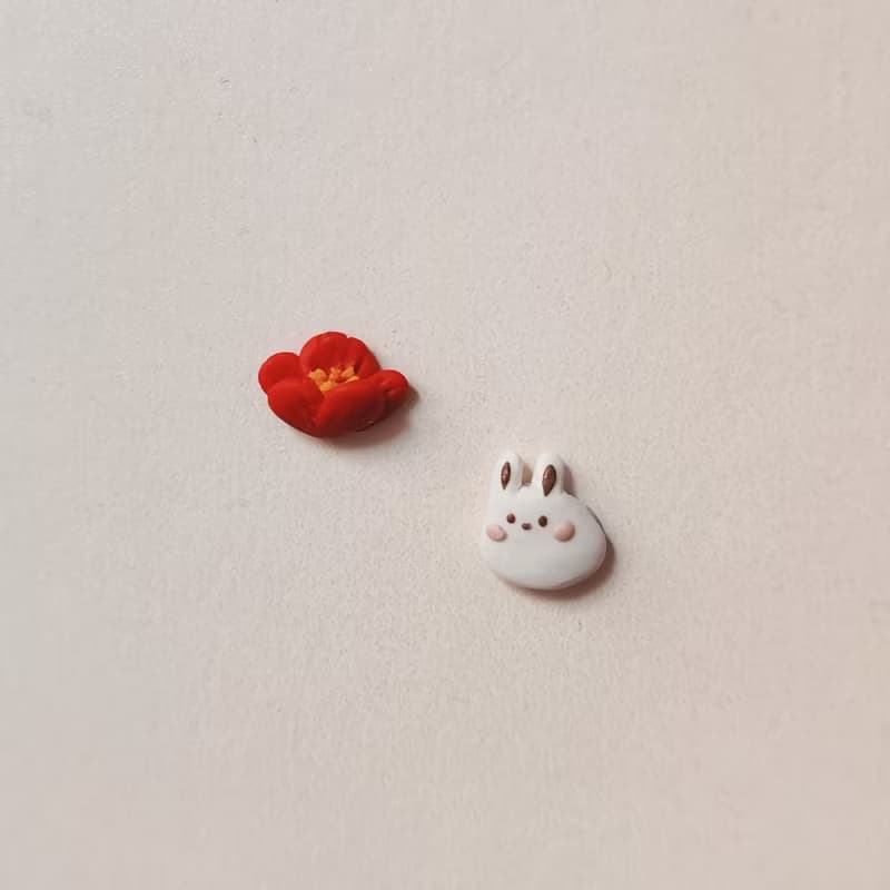 bi rabbit//小白兔牡丹紅花手工軟陶小耳釘