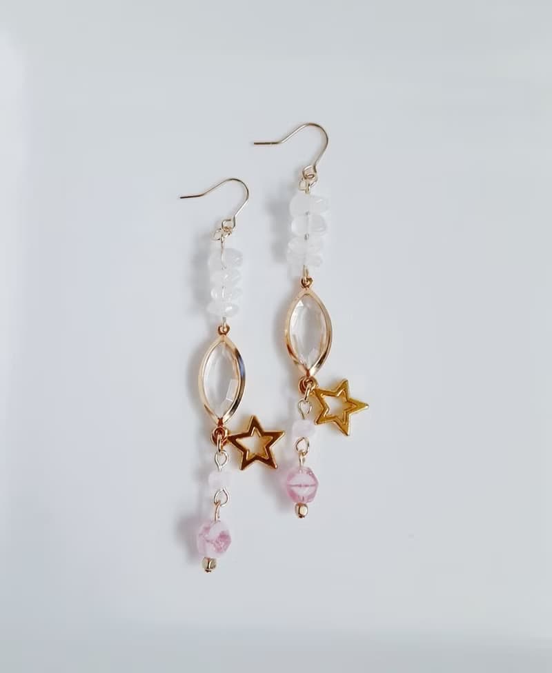 お星様が可愛い アクリルフレームストーンとロイヤルブルームーンストーンの揺れるピアス ピンク ホワイト ギフト アレルギー対応ピアスまたはイヤリングに変更可能