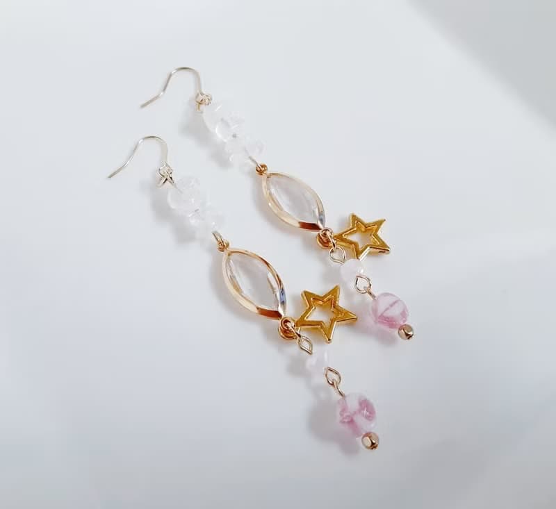 お星様が可愛い アクリルフレームストーンとロイヤルブルームーンストーンの揺れるピアス ピンク ホワイト ギフト アレルギー対応ピアスまたはイヤリングに変更可能