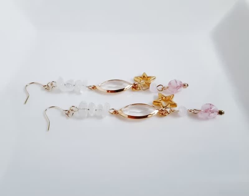 お星様が可愛い アクリルフレームストーンとロイヤルブルームーンストーンの揺れるピアス ピンク ホワイト ギフト アレルギー対応ピアスまたはイヤリングに変更可能