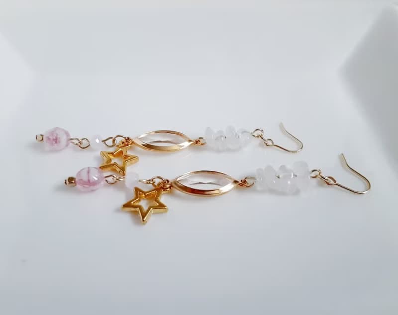 お星様が可愛い アクリルフレームストーンとロイヤルブルームーンストーンの揺れるピアス ピンク ホワイト ギフト アレルギー対応ピアスまたはイヤリングに変更可能
