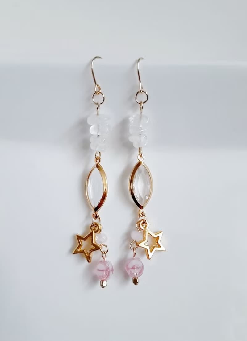 お星様が可愛い アクリルフレームストーンとロイヤルブルームーンストーンの揺れるピアス ピンク ホワイト ギフト アレルギー対応ピアスまたはイヤリングに変更可能