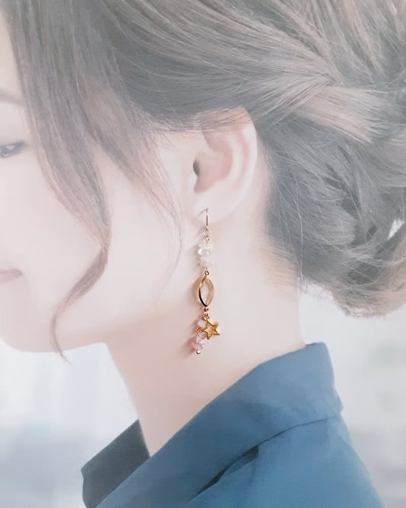 お星様が可愛い アクリルフレームストーンとロイヤルブルームーンストーンの揺れるピアス ピンク ホワイト ギフト アレルギー対応ピアスまたはイヤリングに変更可能