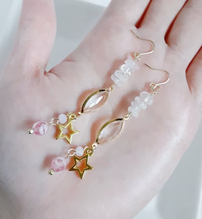 お星様が可愛い アクリルフレームストーンとロイヤルブルームーンストーンの揺れるピアス ピンク ホワイト ギフト アレルギー対応ピアスまたはイヤリングに変更可能