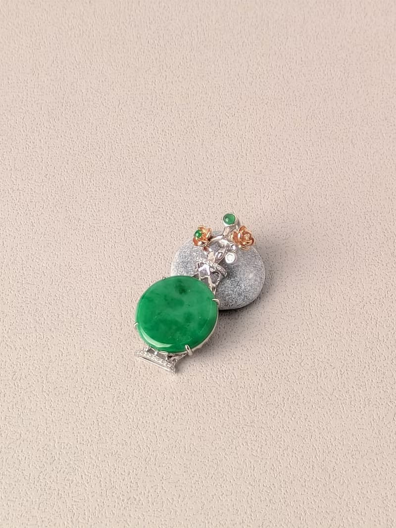 18K天然真鑽鑲嵌設計款花瓶墜飾