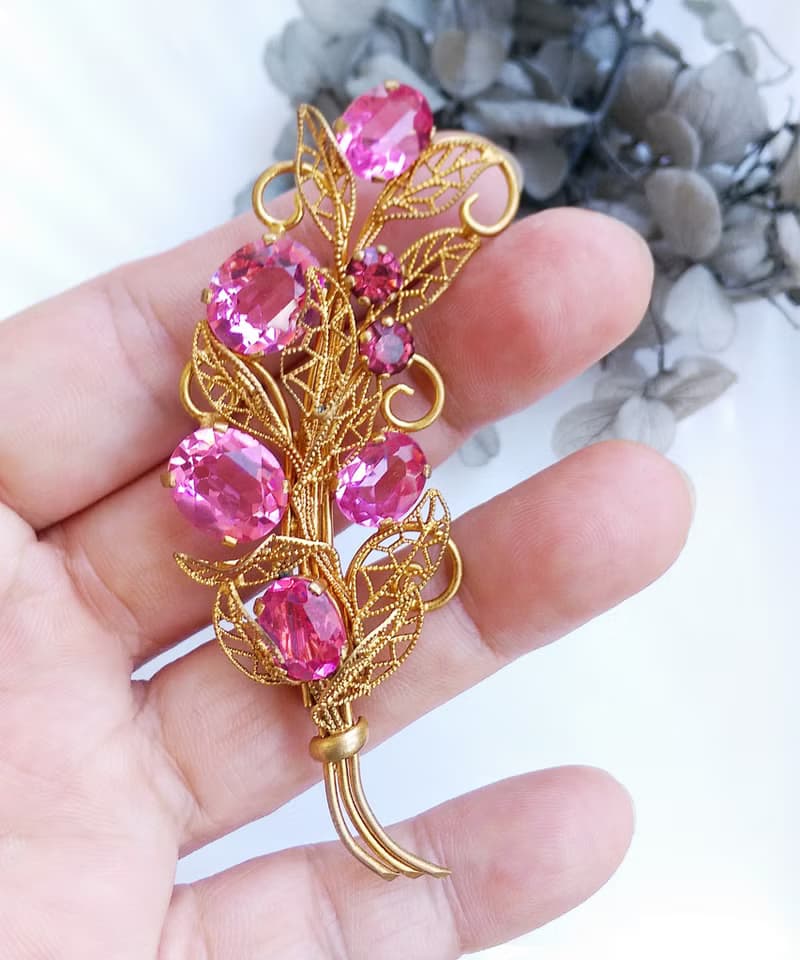 Vintage Jewelry 西洋古董飾品 金絲 簍空 粉紅萊茵鑽 花束 別針