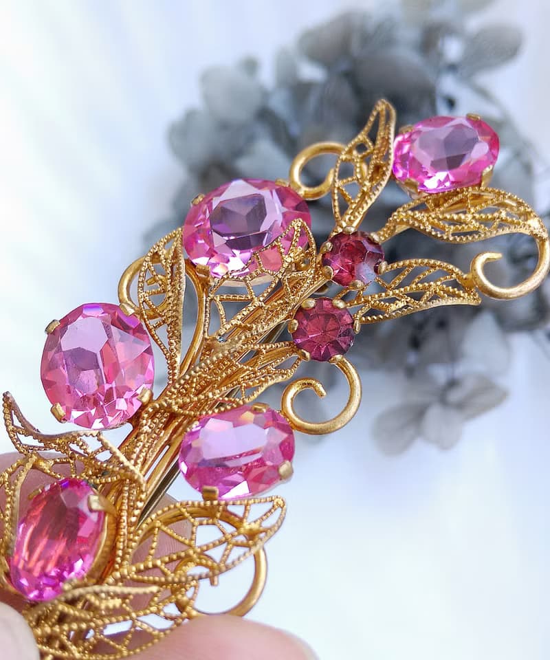 Vintage Jewelry 西洋古董飾品 金絲 簍空 粉紅萊茵鑽 花束 別針