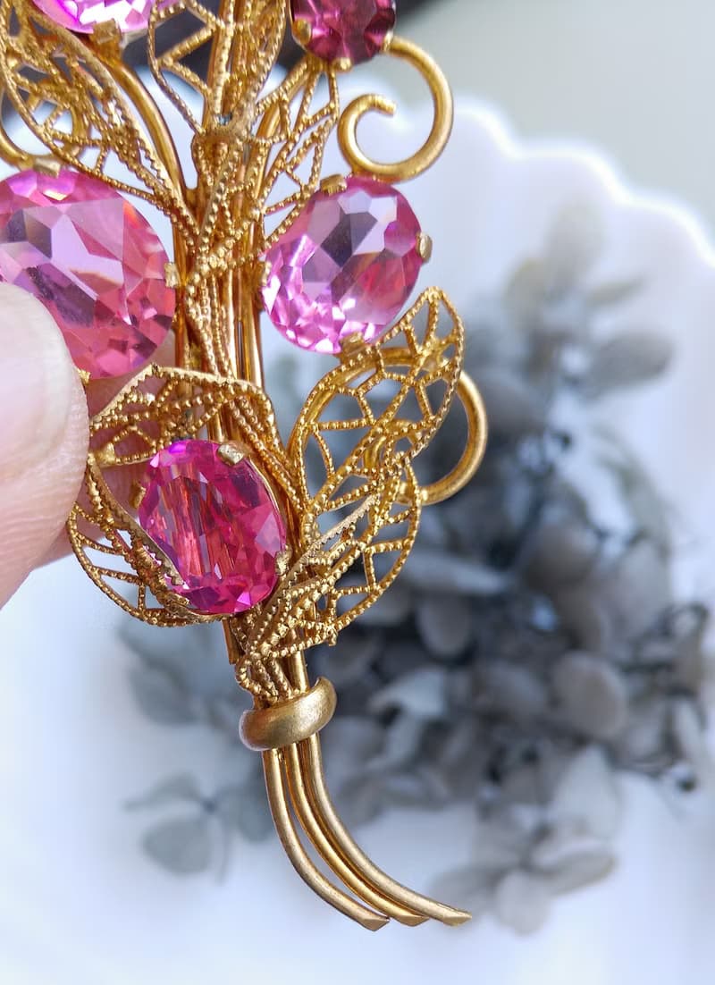 Vintage Jewelry 西洋古董飾品 金絲 簍空 粉紅萊茵鑽 花束 別針