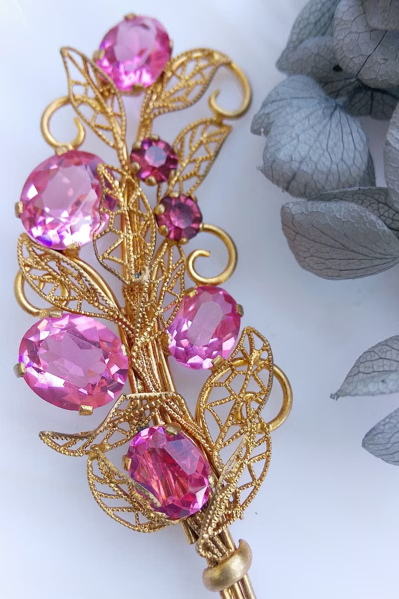 Vintage Jewelry 西洋古董飾品 金絲 簍空 粉紅萊茵鑽 花束 別針