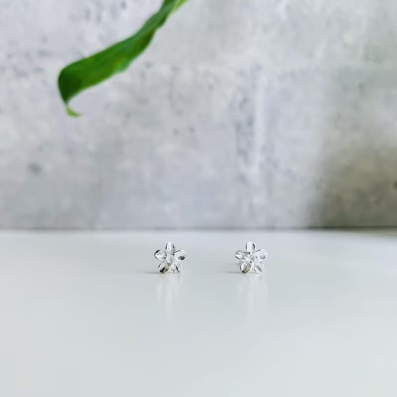 925純銀 / 花系列 • 五瓣丁香花耳針