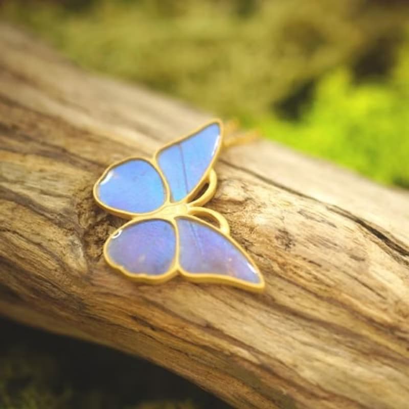 モルフォ蝶のアンティークペンダント　ななめ