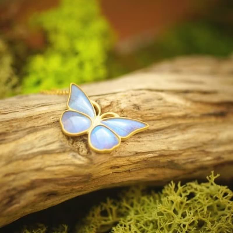 モルフォ蝶のアンティークペンダント　ななめ