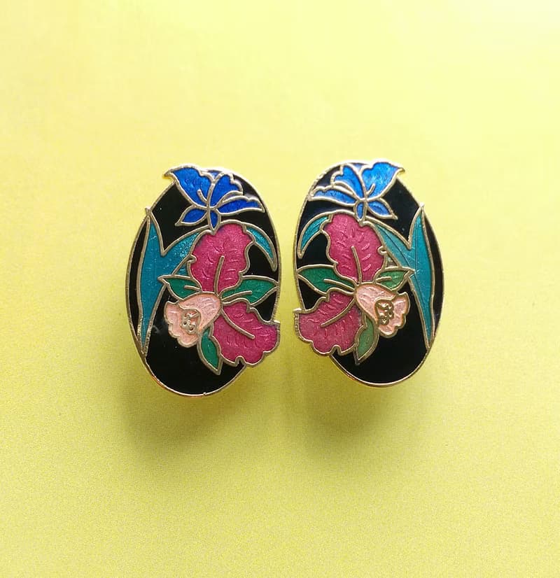 【西洋古董飾品 】景泰藍 黑底 橢圓 百合花卉 夾式耳環