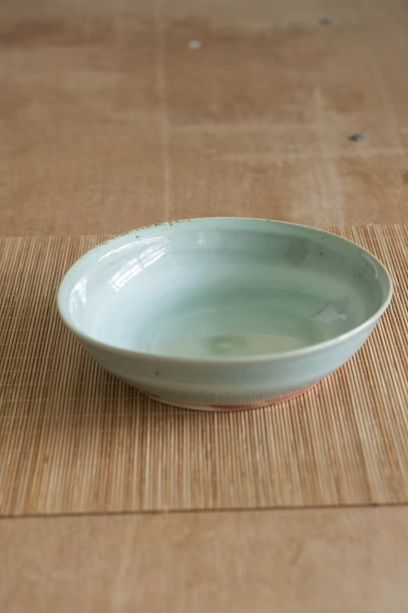 青瓷岩石紋盤子