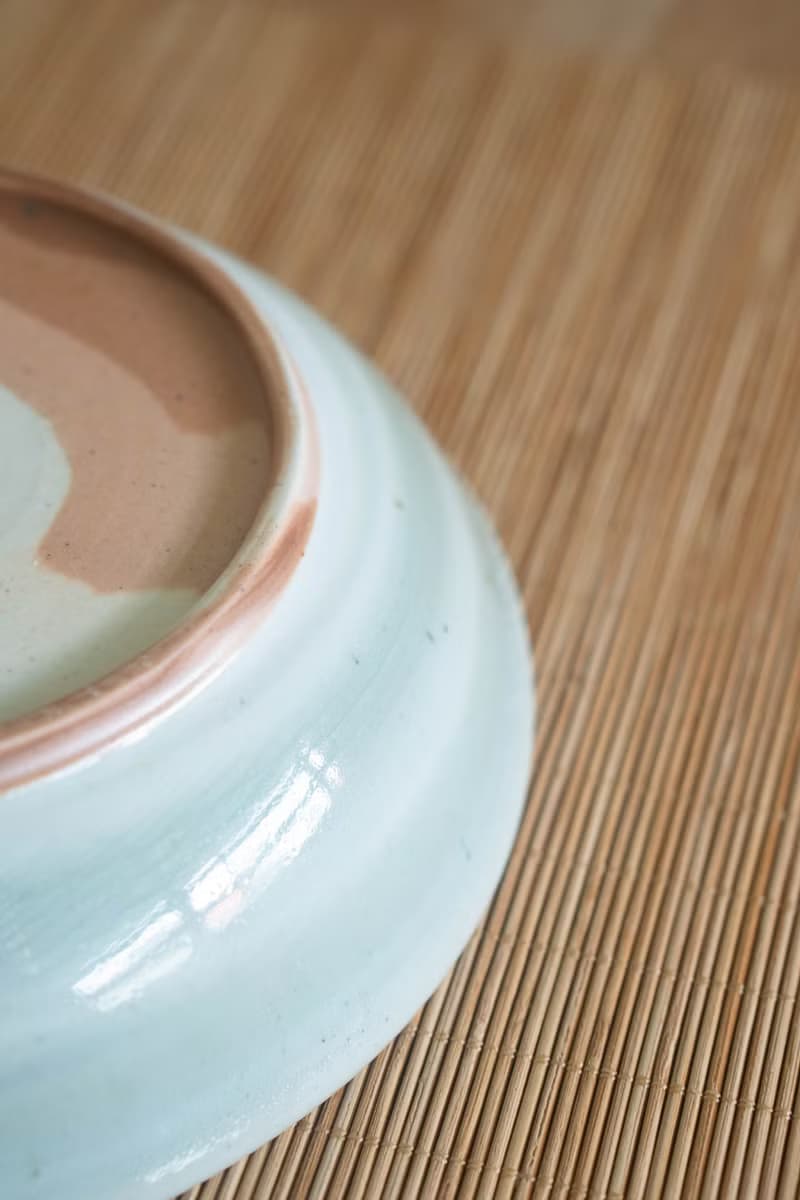 青瓷岩石紋盤子