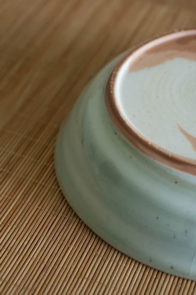 青瓷岩石紋盤子