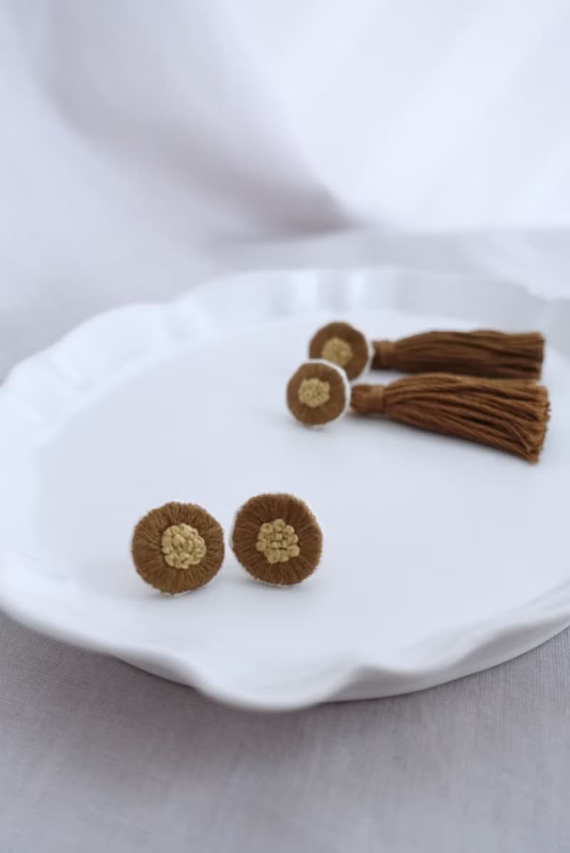 糰子花流蘇 茶褐・手工刺繡耳環