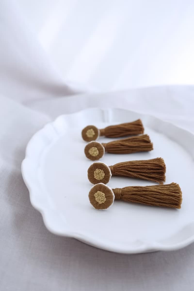 糰子花流蘇 茶褐・手工刺繡耳環