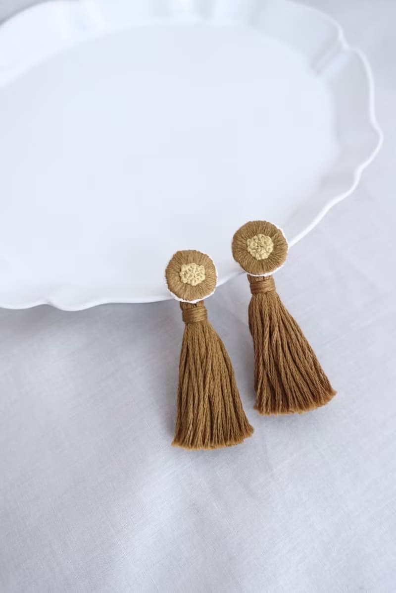 糰子花流蘇 茶褐・手工刺繡耳環