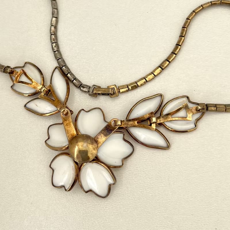 RARE! Crown Trifari Antique White Glass Flower Dogwood Rose Necklace signed 1950